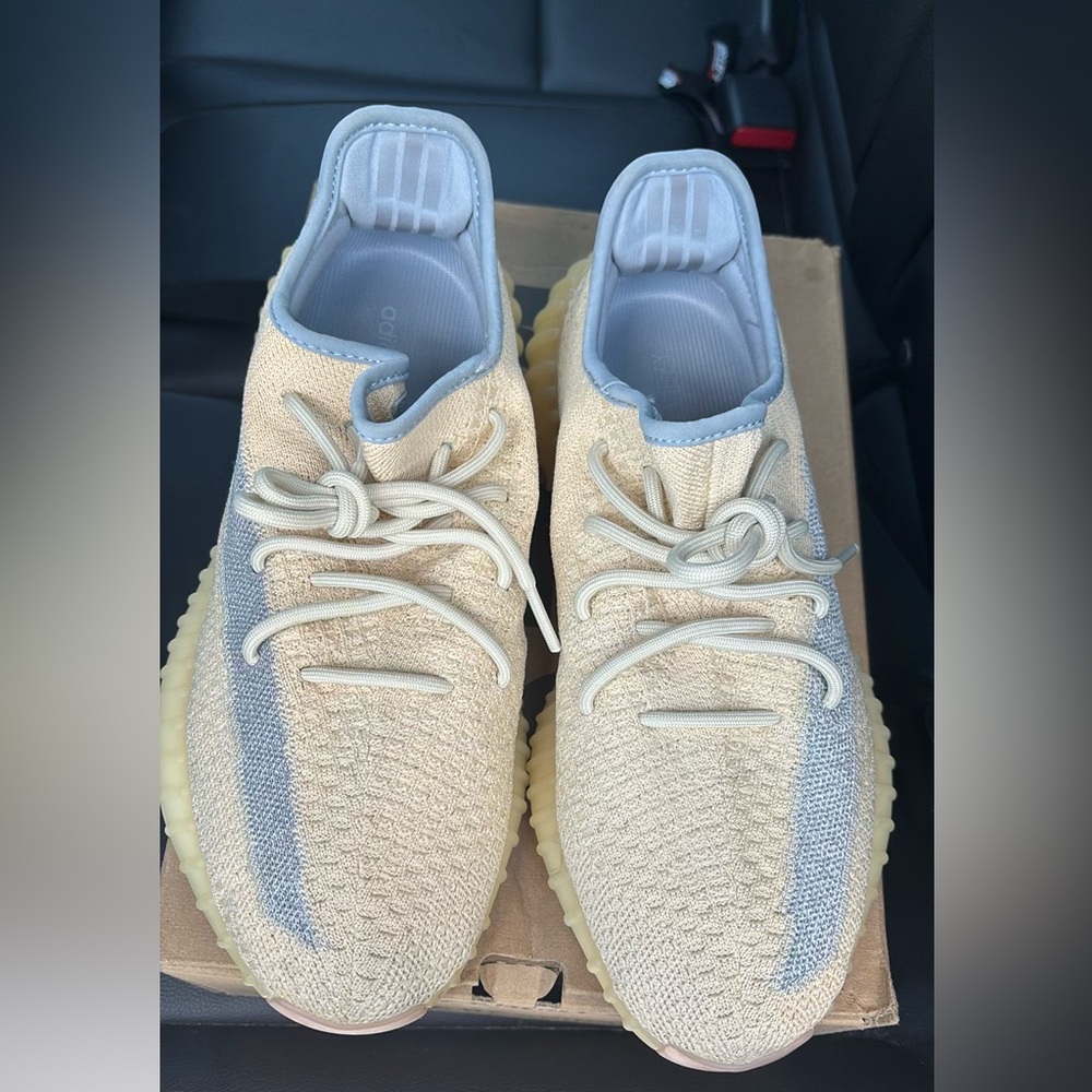 adidas Yeezy Boost 350 V2
Linen